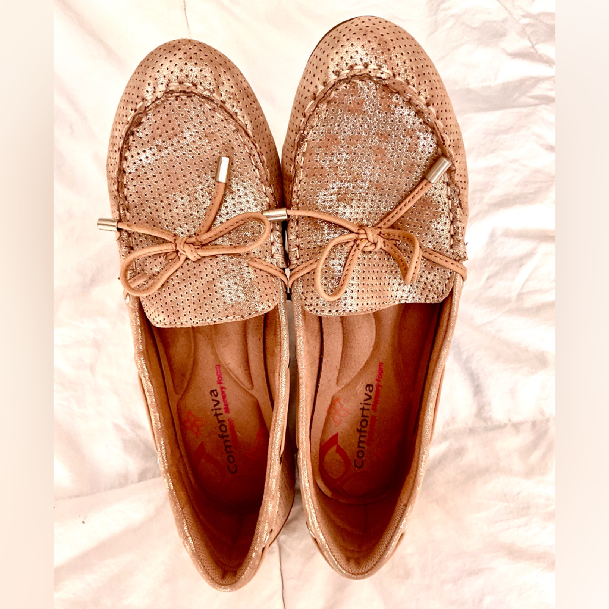 Comfortiva Brand Women’s Leather Metallic Rose Driving Moccasins. Size 8. Medium